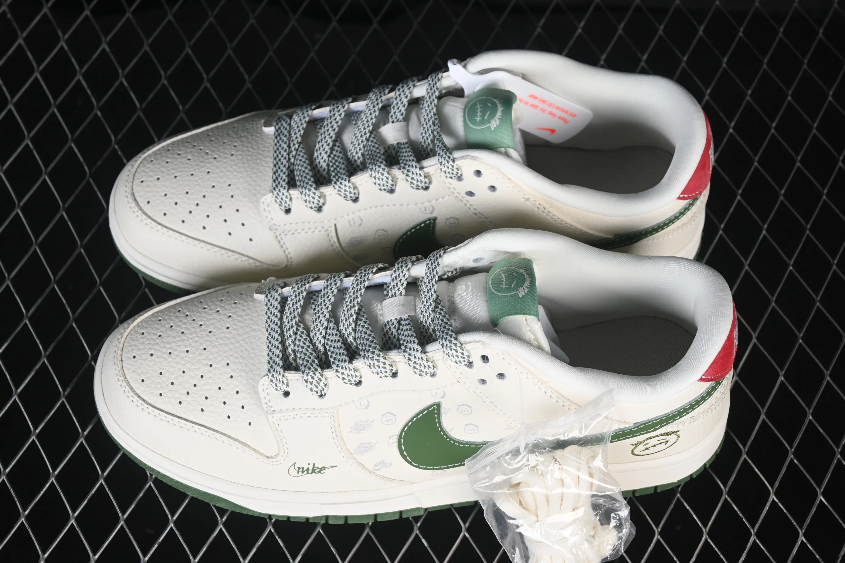 All Categories Nk SB Dunk Series Nk SB Dunk Low High-end Customized Low-top Shoes Nike SB Dunk Low Ghostface Collaboration Milky White Matcha Green High-end Customized Low-top Casual Shoes DS6608-018